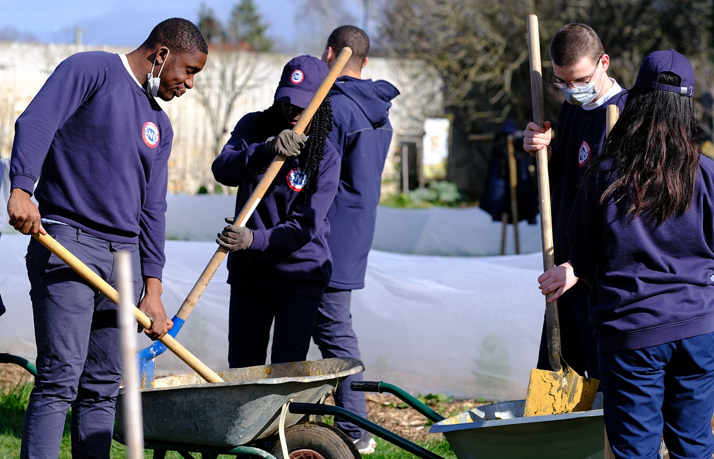 Des volontaires SNU sur un chantier environnemental